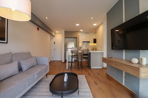 2 bedrooms, Internet - w Luminous 2BR w Balcony in Miraflores (Lima)