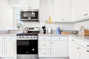 Private kitchen - Near ONT Modern Designer Style Family Home (Ontario)