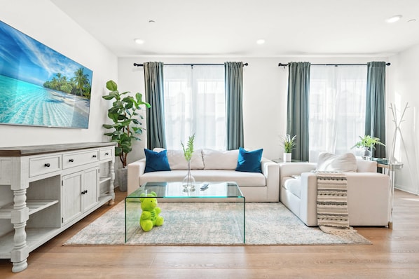 House | 3 bedrooms, Internet - Near ONT Modern Designer Style Family Home (Ontario)