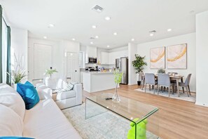 House | 3 bedrooms, Internet - Near ONT Modern Designer Style Family Home (Ontario)