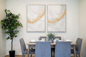 House - Near ONT Modern Designer Style Family Home (Ontario)