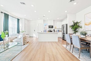 House | 3 bedrooms, Internet - Near ONT Modern Designer Style Family Home (Ontario)