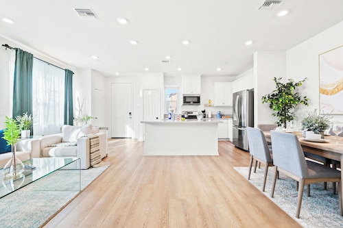 Near ONT Modern Designer Style Family Home