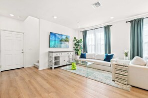 House | 3 bedrooms, Internet - Near ONT Modern Designer Style Family Home (Ontario)