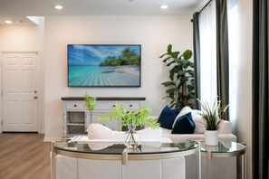 House - Near ONT Modern Designer Style Family Home (Ontario)