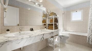 Een douche, handdoeken
