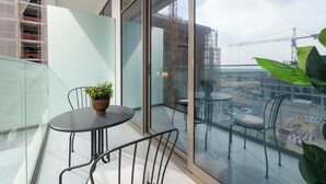 Outdoor dining - Luxury Studio with Pool - Azizi Vista (Dubai)