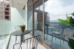 Outdoor dining - Luxury Studio with Pool - Azizi Vista (Dubai)