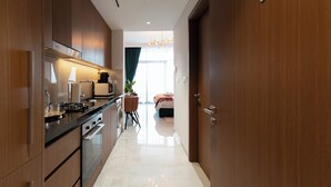 Espresso maker, coffee/tea maker, fridge, microwave - Luxury Studio with Pool - Azizi Vista (Dubai)