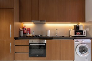 Fridge, microwave, oven, stovetop - Luxury Studio with Pool - Azizi Vista (Dubai)