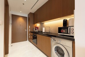 Fridge, microwave, oven, stovetop - Luxury Studio with Pool - Azizi Vista (Dubai)