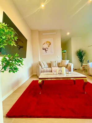 A living room with a sofa, a coffee table, and a red rug. - One Lux Stay Near Antwerp Central - 2 Bedroom 1.5 Bathroom (Antwerp)