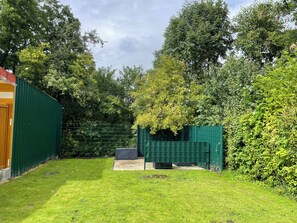 Property grounds - Friendly vacation apartment on the North Sea coast with family and dog (Dornum)