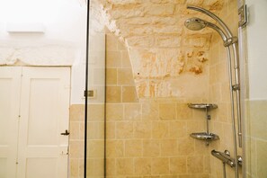 Casa Confort, vistas a la ciudad | Baño | Ducha, artículos de higiene personal gratuitos y secador de pelo