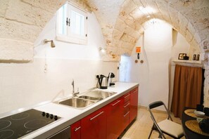 Casa Confort, vistas a la ciudad | Cocina privada | Frigorífico, horno, placa de cocina y utensilios de cocina
