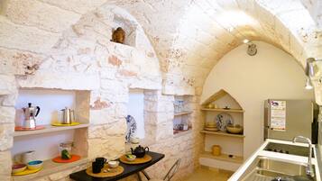 Maison Confort, vue ville | Cuisine privée | Réfrigérateur, four, plaque de cuisson