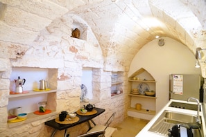 Maison Confort, vue ville | Cuisine privée | Réfrigérateur, four, plaque de cuisson