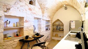 Maison Confort, vue ville | Cuisine privée | Réfrigérateur, four, plaque de cuisson