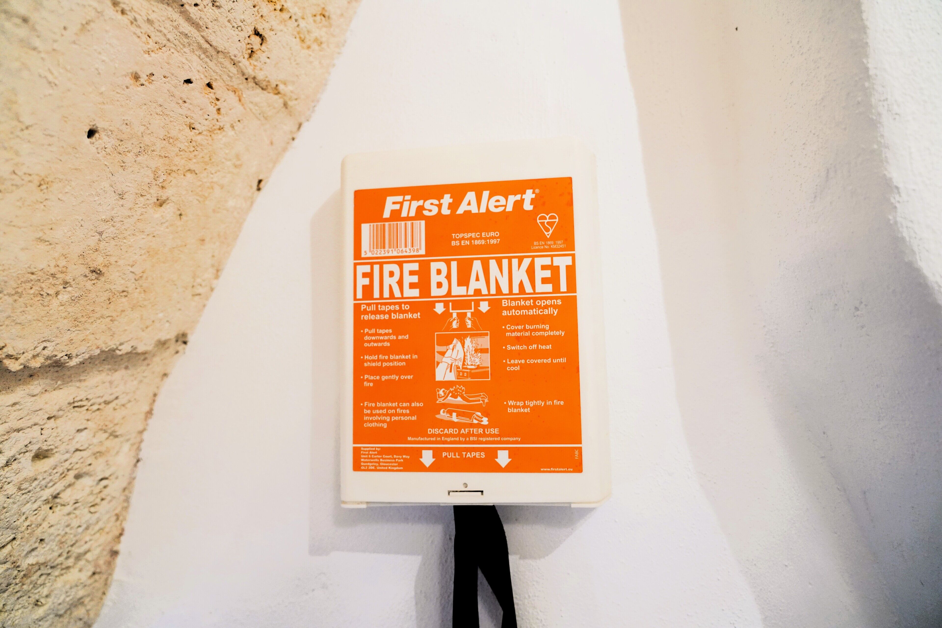 Eine Brandschutzdecke mit Gebrauchsanweisung auf der Rückseite.