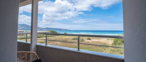 Basic Studio Suite, Beach View | Property grounds