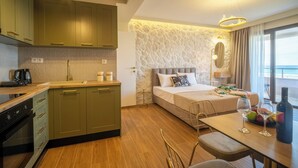 Suite studio de base, vue sur la plage | Cuisine privée | Mini-réfrigérateur, un four, surface de cuisson, lave-vaisselle