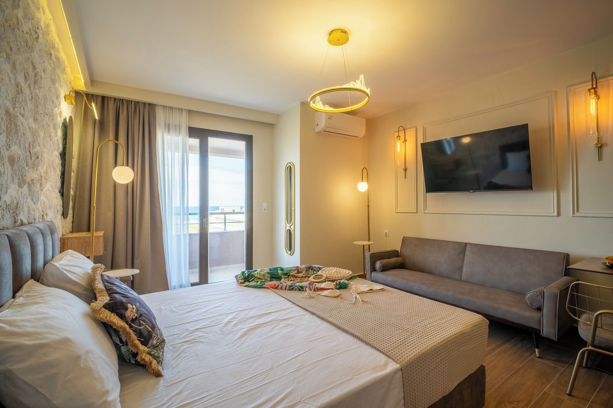 Basic Studio Suite, Beach View | Iron/ironing board, free WiFi