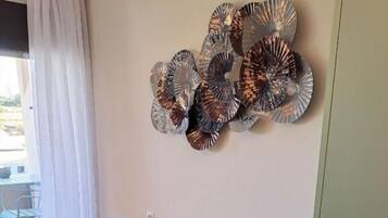 Suíte estúdio clássica, sacada, vista para a cidade | Área de estar