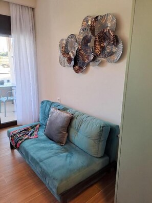 Classic Studio Suite, Balcony, City View | Living area