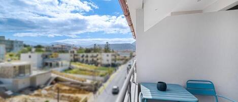 Classic Studio Suite, Balcony, City View | Outdoor dining