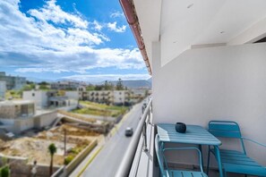 Classic Studio Suite, Balcony, City View | Outdoor dining
