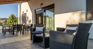 Outdoor dining - Nostos Villa – A Timeless Retreat in Nature (Crete)