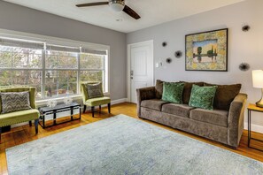 Interior - Apt Near Hermann Park & TMC - Free Parking Spot! (Houston)