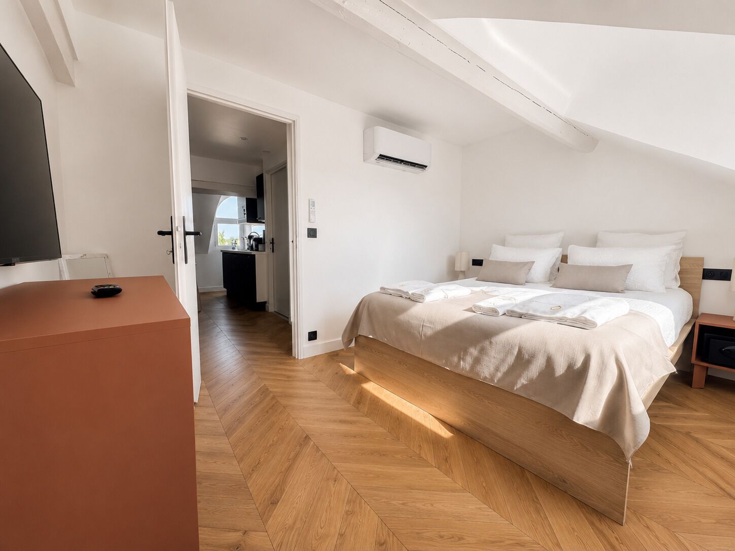 Attic cocoon apartment | In-room safe, iron/ironing board, WiFi (free)