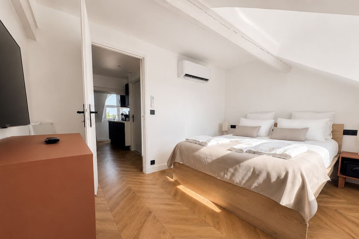 Attic cocoon apartment | In-room safe, iron/ironing board, WiFi (free)