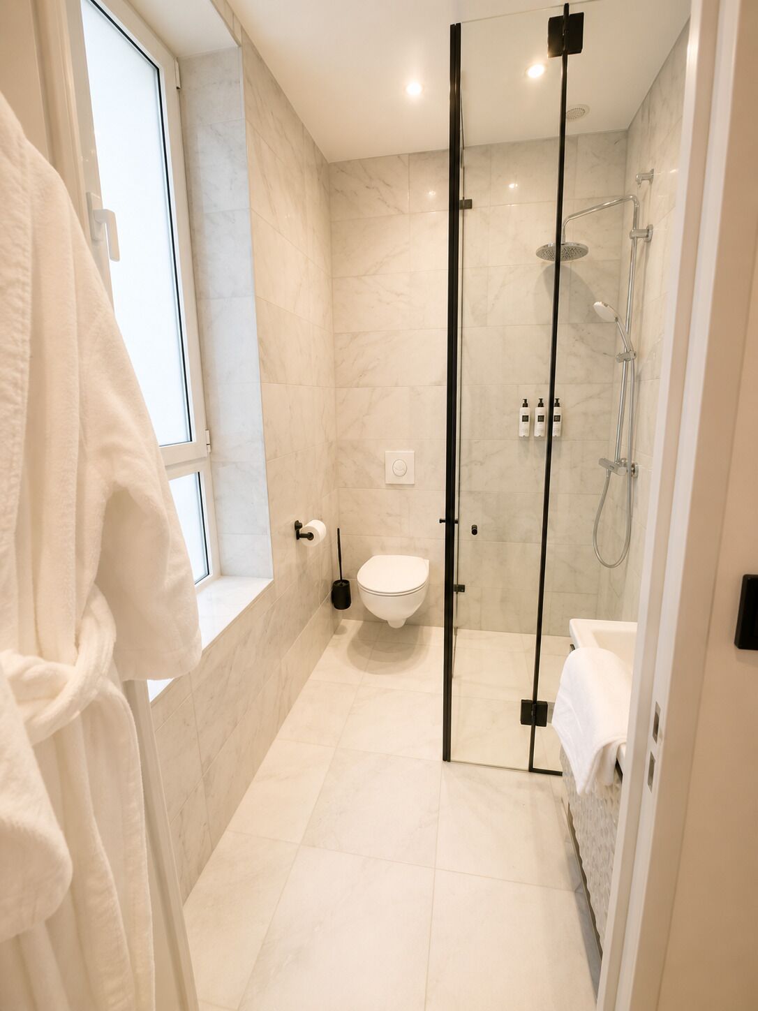Deluxe appartement | Badkamer | Pantoffels