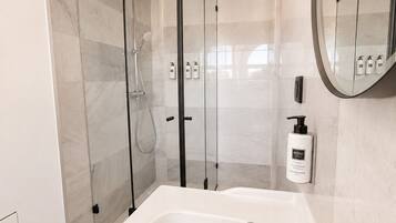 Grand-Apartment | Badezimmer | Hausschuhe