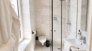 Apartemen Deluks | Kamar mandi | Sandal