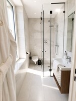 Deluxe twin apartment | Bathroom | Slippers