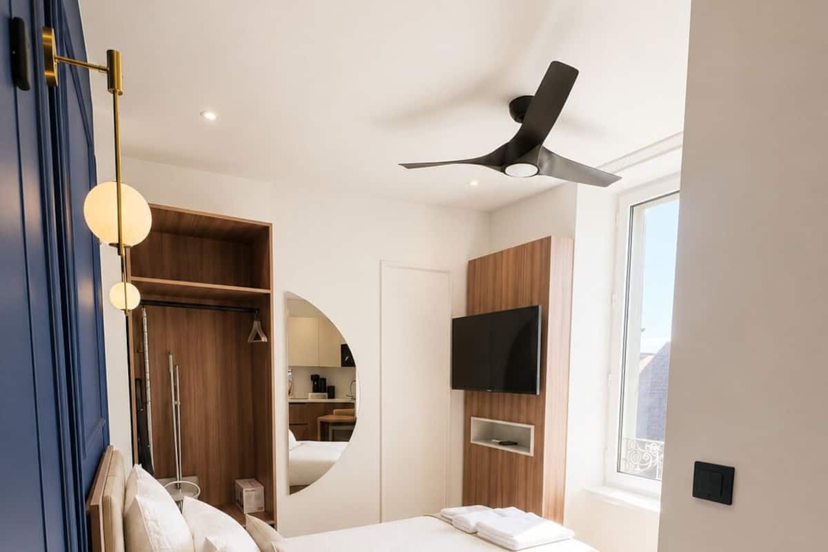 Deluxe-huoneisto | Tallelokero huoneessa, silitysrauta/-lauta, ilmainen Wi-Fi