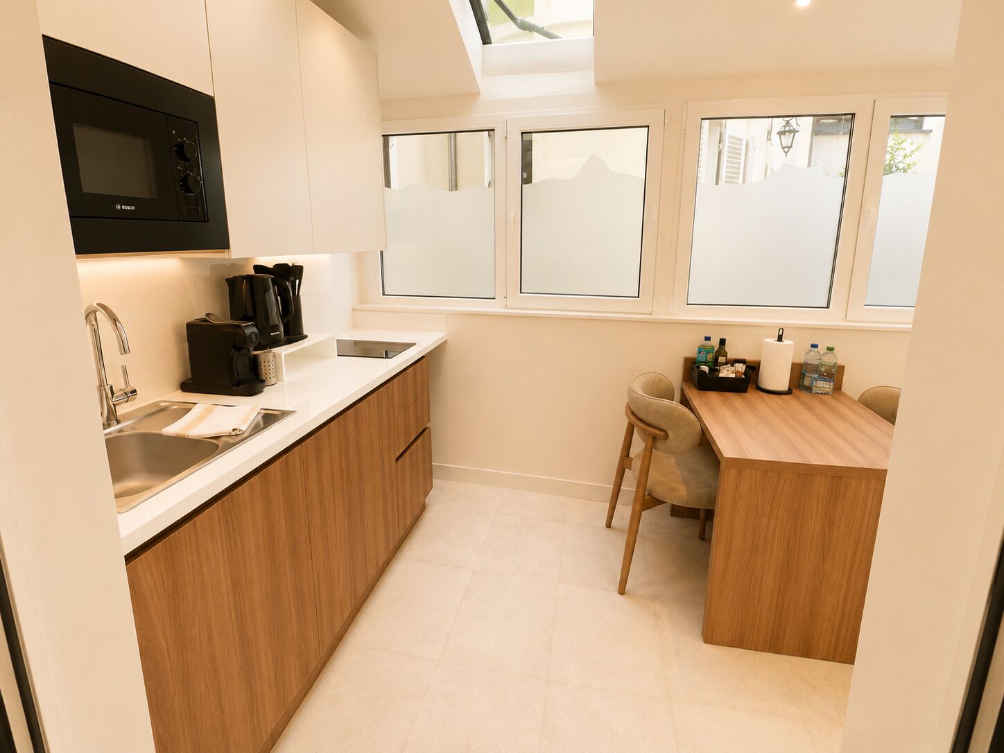 Deluxe Apartment | Private kitchen | High chair