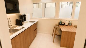 Deluxe Apartment | Private kitchen | High chair