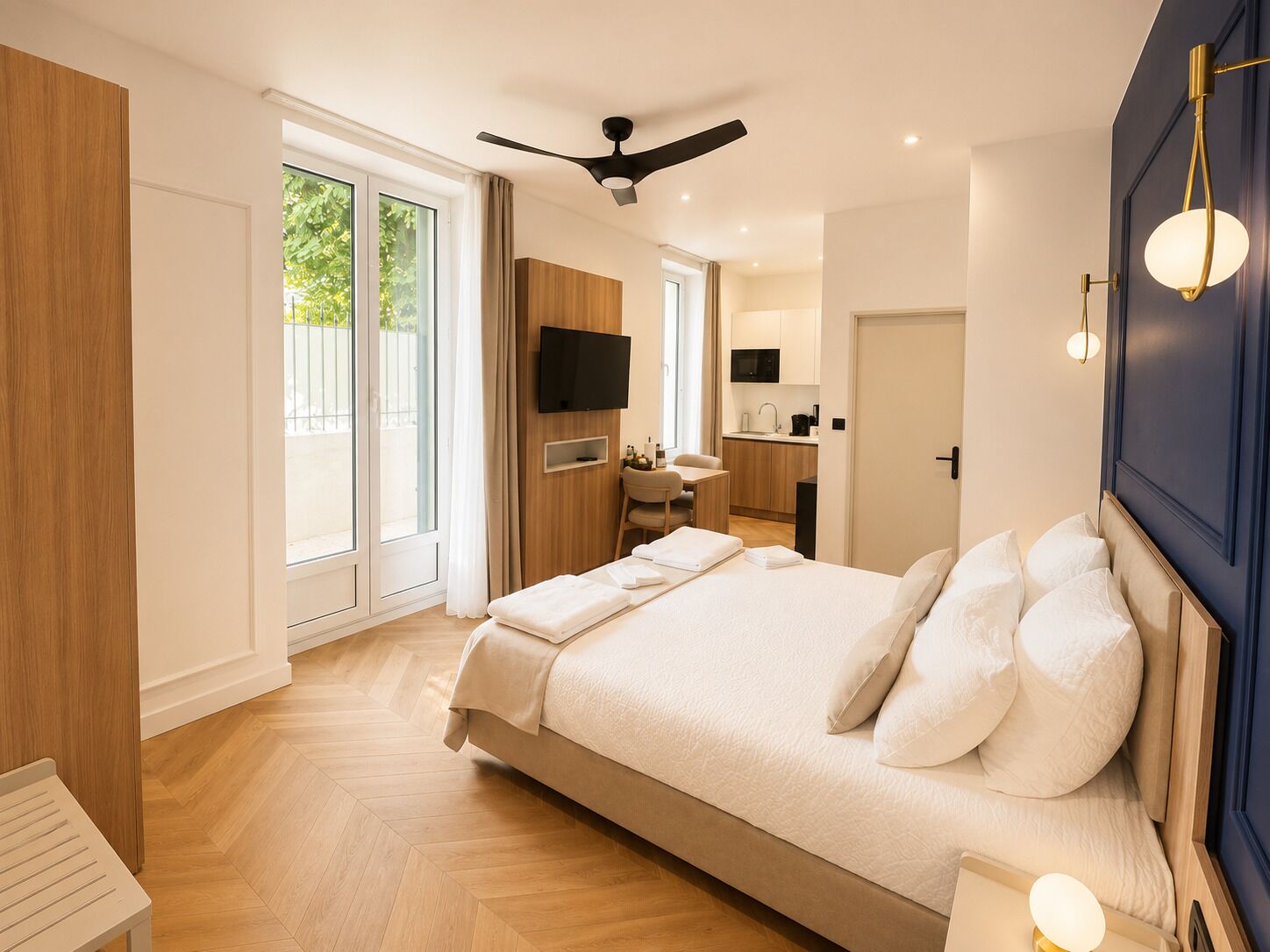 Deluxe studio with terrace | In-room safe, iron/ironing board, WiFi (free)