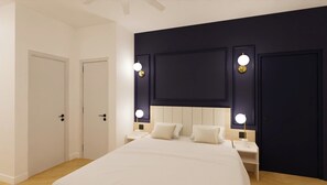 Caja de seguridad en la habitación y tabla de planchar con plancha 