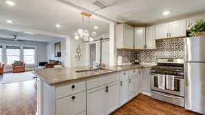 Interior - 1 Mi to Hermann Park! Updated Apt w/ Parking Spot (Houston)