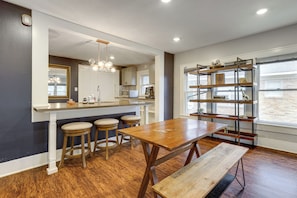 Interior - 1 Mi to Hermann Park! Updated Apt w/ Parking Spot (Houston)