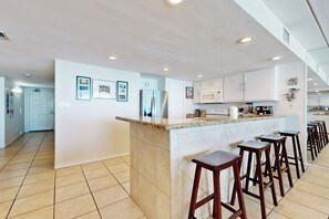 Apartment (3 Bedrooms) | Interior - 10th-floor 3BR Beachfront Condo w/ Views & Pool (South Padre Island)
