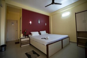 Deluxe Double Room | Desk, free WiFi - Hotel Tulusi Inn (Digha)