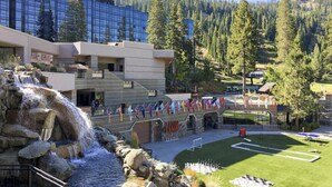 Ein Hotel mit Wasserfall, Pool und Skipiste.