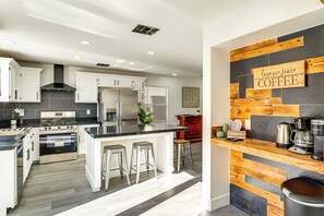 House (5 Bedrooms) | Interior