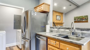 Apartment (2 Bedrooms) | Interior - 1/2 Mi to Hospitals: Updated Baton Rouge Stay (Baton Rouge)